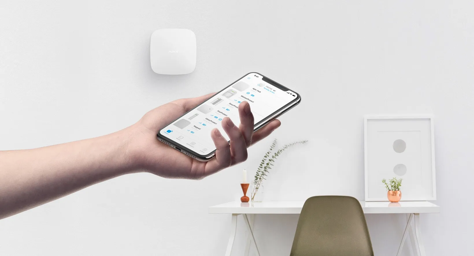 Produkt mockup des AJAX Hub (Zentrale) Feld zur Steuerung der Alarmanlage mit Handy.