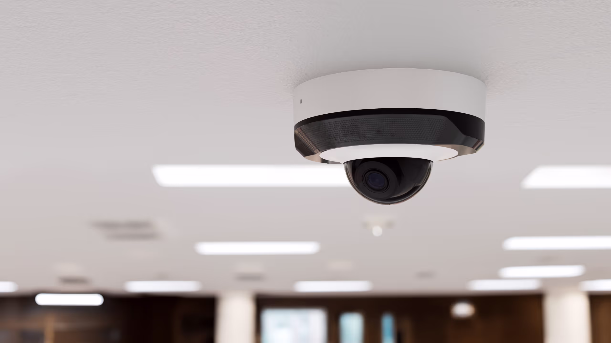 360-Grad-Kamera hängt an der Decke einer schule