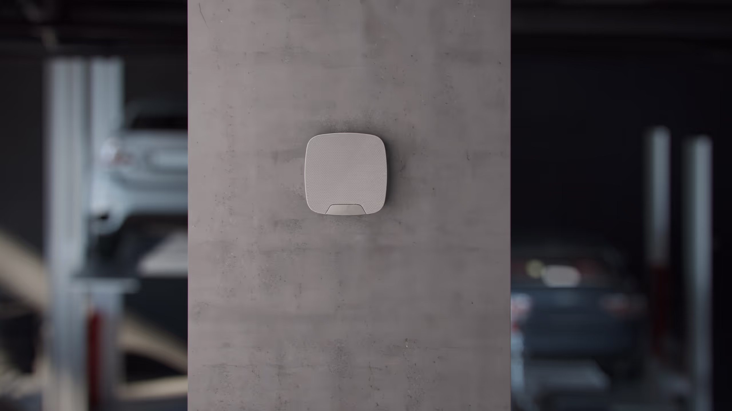 Alarmanlage hängt an einer Wand in einem Autohaus bzw. Garage.