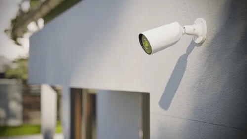 AJAX BulletCam Überwachungskamera in weiß an einem Haus.