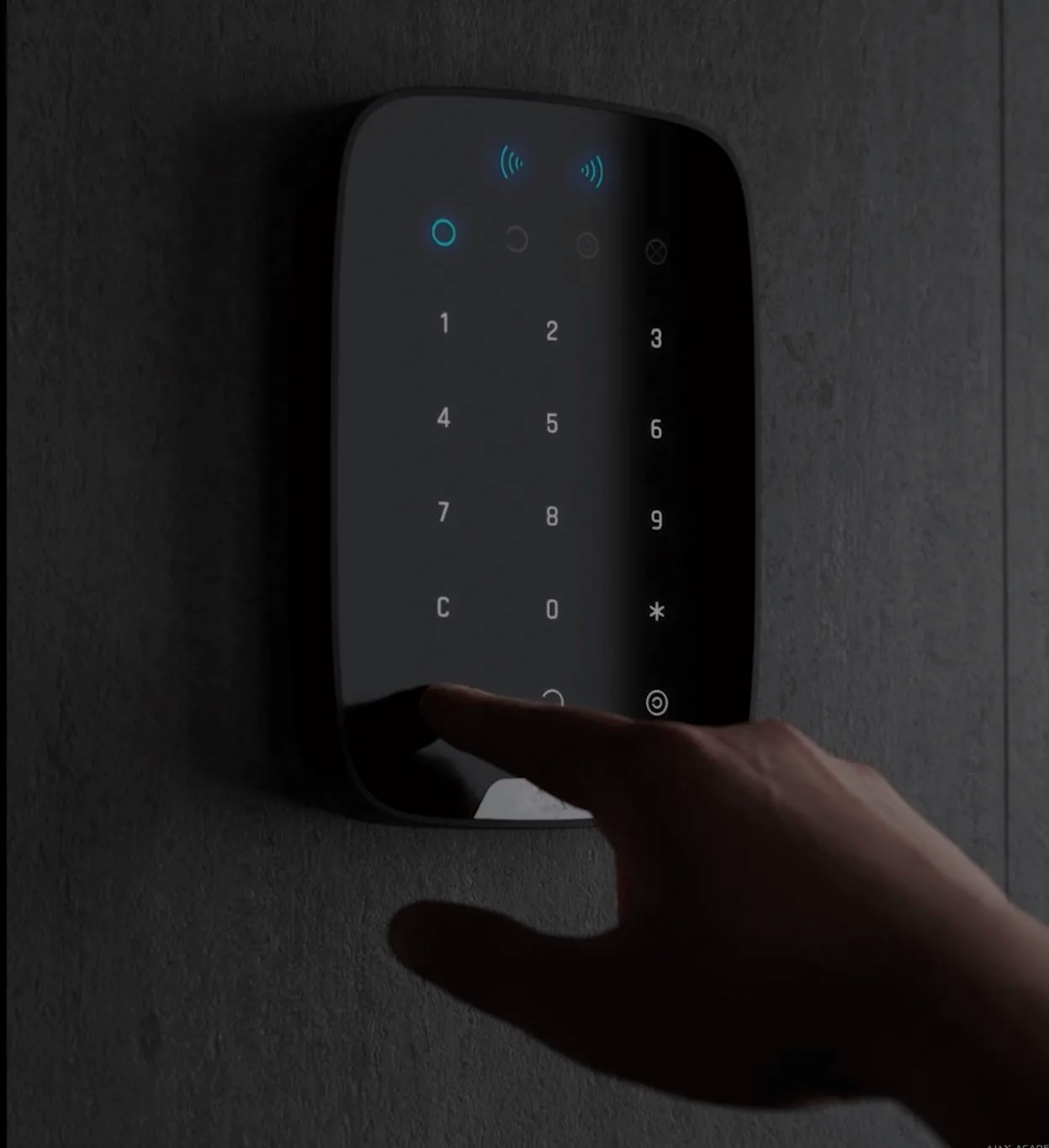 Hand tippt auf Schwarzen Key Pad.